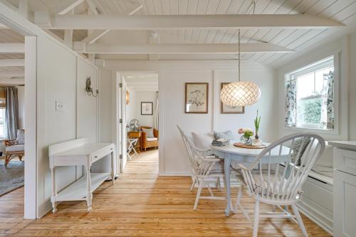 Φωτογραφία από το άλμπουμ του Vintage Surf City Cottage - 132 Steps to Beach! σε Surf City