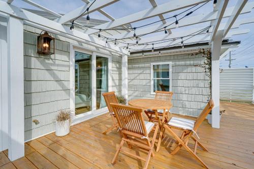 Φωτογραφία από το άλμπουμ του Vintage Surf City Cottage - 132 Steps to Beach! σε Surf City