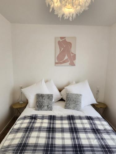 シルティカイムにあるTrois Merlettesのベッドルーム1室(枕付きのベッド1台、シャンデリア付)