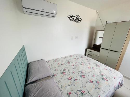 ein kleines Schlafzimmer mit einem Bett und einer Kommode in der Unterkunft Apto NOVO de 2 quartos a 50m da praia do bessa in João Pessoa