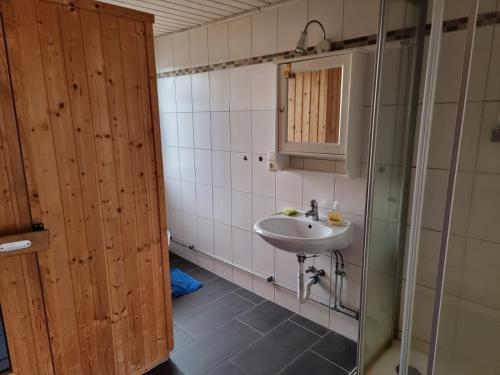 uma casa de banho com um lavatório e um chuveiro em Mulseryd em Bottnaryd