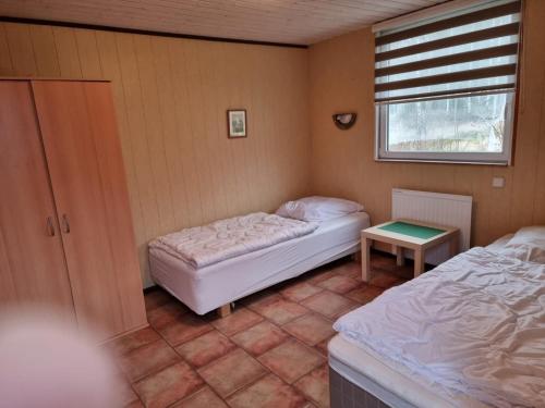 - une chambre avec 2 lits et une table dans l'établissement Mulseryd, à Bottnaryd