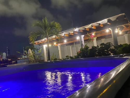 uma piscina em frente a uma casa à noite em Patio de Getsemani em Cartagena de Indias