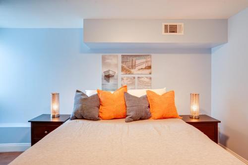 um quarto com uma cama grande e almofadas laranja em Bikeable Apartment - 2 Mi to Downtown Oakland! em Oakland