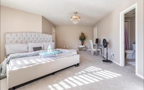 Ένα ή περισσότερα κρεβάτια σε δωμάτιο στο ROYCE mini-mansion with heated pool & spa Houston