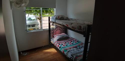 2 łóżka piętrowe w pokoju z oknem w obiekcie Apto en conjunto cerrado con piscina. w mieście Ricaurte