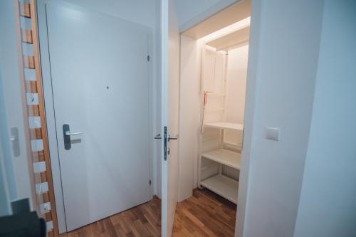 uma porta aberta para um armário num quarto em Apartment nähe Stadthalle em Viena