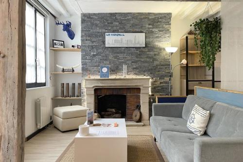 un salon avec un canapé et une cheminée dans l'établissement L'île Enchantée - Typique - St François, au Havre