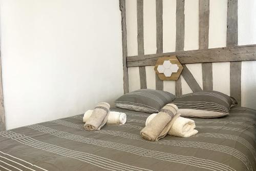 - un lit avec deux oreillers et une tête de lit dans l'établissement L'île Enchantée - Typique - St François, au Havre