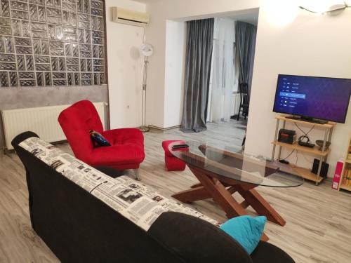ein Wohnzimmer mit einem Sofa, 2 Stühlen und einem Tisch in der Unterkunft Skitnica Life in Koprivnica