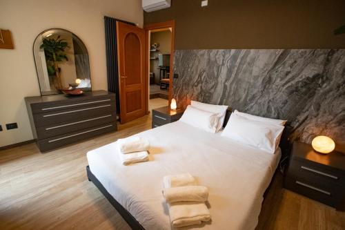 um quarto com uma cama com toalhas em La Casa di Hank em Imola