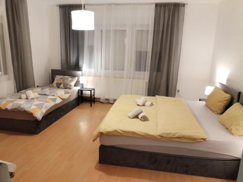 2 Betten in einem kleinen Zimmer mit Aeromottermott in der Unterkunft Skitnica Life in Koprivnica