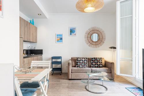 un salon avec un canapé et une table dans l'établissement Large Terrace 1 Bdr near Garibaldi Square, à Nice