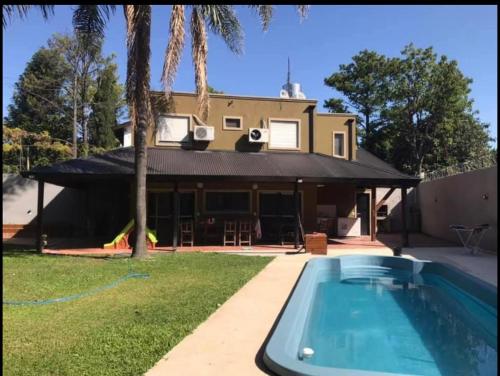 uma casa com piscina no quintal em Casa quinta tortugas golf em Manuel Alberti