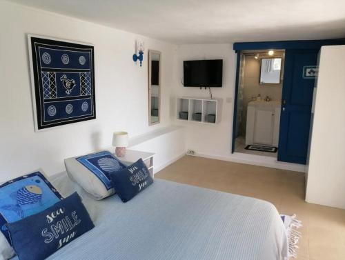 een slaapkamer met een bed met 2 kussens erop bij La Castellana - Casa Isabel in Le Morne