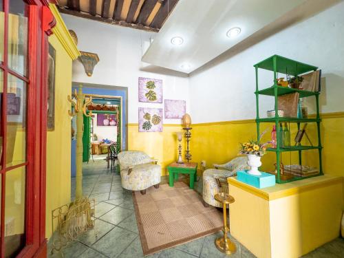 sala de estar con paredes amarillas y verdes en La Casa Azul, en Morelia
