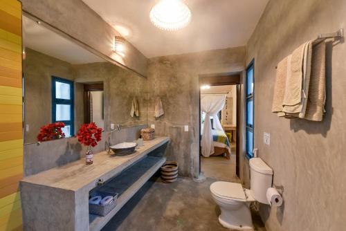 a bathroom with a sink and a toilet at Fazenda Poço das Pedras in São João do Cariri