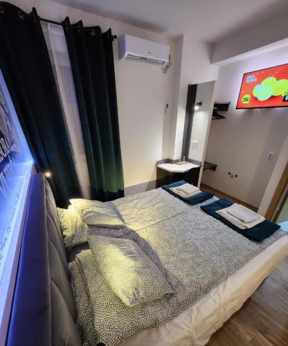 Postel nebo postele na pokoji v ubytování Magazaki Apartments Tešnjar