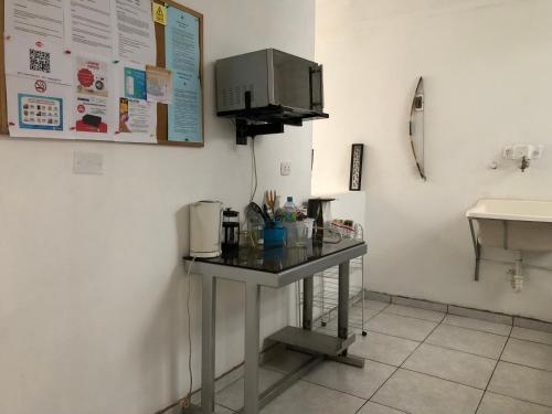 a room with a table and a sink in a room at Apartment Near to Lima Airport Perú , El Tip Viajero in Lima