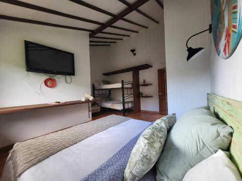 Televisyen dan/atau pusat hiburan di Hotel Ficus Villa de Leyva