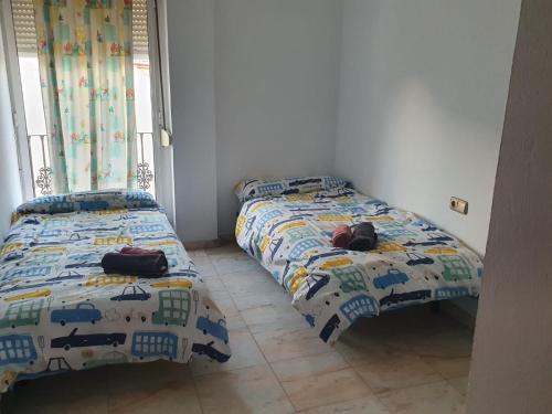 En eller flere senge i et værelse på PISO ROCIO