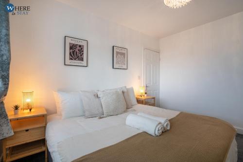 a bedroom with a large white bed with two lamps at Gorgeous 2 bed apartment Durham 