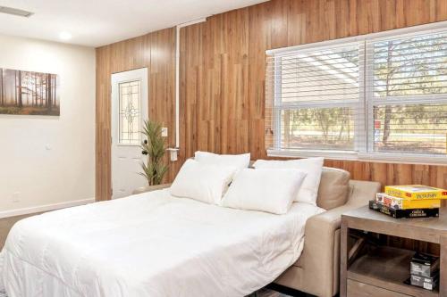 een slaapkamer met een groot wit bed en een raam bij Westville Pines Cabin 