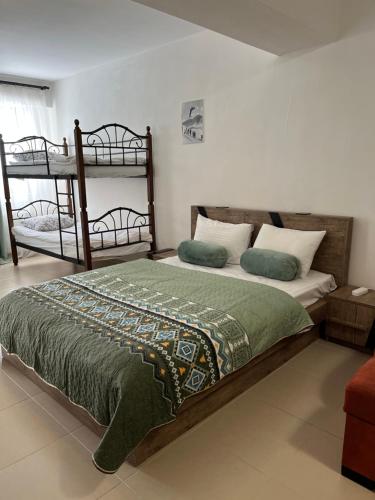 Ένα ή περισσότερα κρεβάτια σε δωμάτιο στο Gudauri Palace apartments in New Gudauri