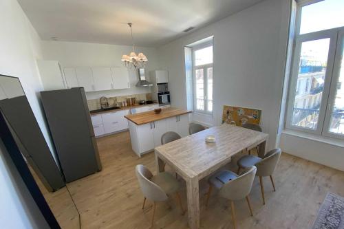cocina con mesa y sillas en una habitación en Sunny luxury flat in the city centre en Montpellier