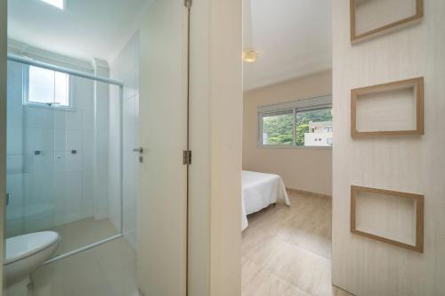 Ванна кімната в Aluguel Apartamento 2 quartos - Bombas