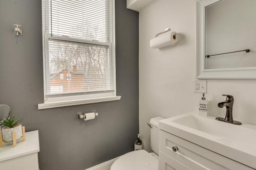 ein Bad mit einem WC, einem Waschbecken und einem Fenster in der Unterkunft Columbus Apartment about 2 Mi to Ohio State University in Columbus