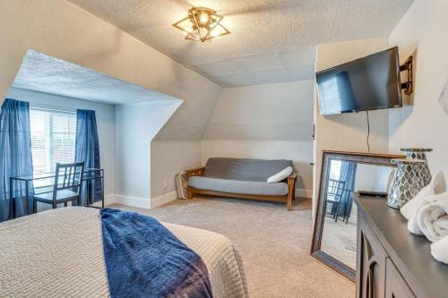 ein Schlafzimmer mit einem Bett, einem TV und einem Sofa in der Unterkunft Columbus Apartment about 2 Mi to Ohio State University in Columbus