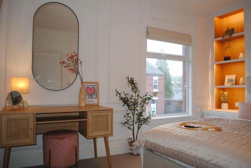 Schlafzimmer mit Schminktisch und Spiegel in der Unterkunft Cosy Renovated House in Warrington in Warrington