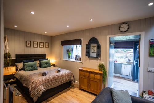 Кровать или кровати в номере Jura, Mrs Leonard's Cottage