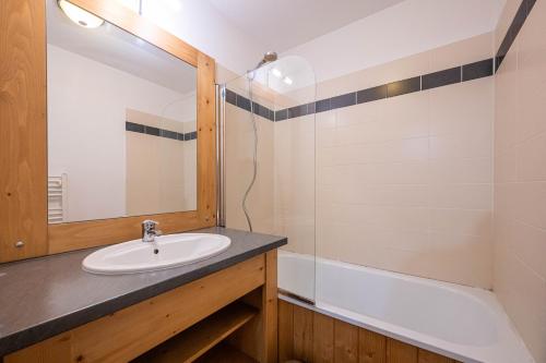 een badkamer met een wastafel en een bad bij Appartement 6 personnes - Deux chambres - 40M2 - Balcons 10M2 sur pistes - Aucun vis à vis - Piscine - B301 in Orcières