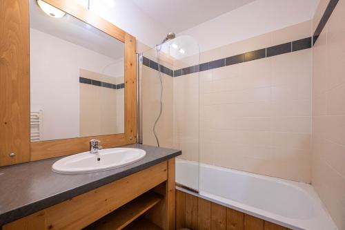 une salle de bain avec un lavabo et une baignoire dans l'établissement Appartement 6 personnes - Deux chambres - 40M2 - Balcons 10M2 sur pistes - Aucun vis à vis - Piscine - B301, à Orcières