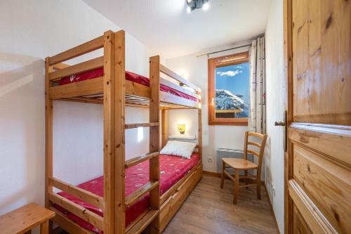 Tempat tidur susun dalam kamar di Appartement 6 personnes - Deux chambres - 40M2 - Balcons 10M2 sur pistes - Aucun vis à vis - Piscine - B301