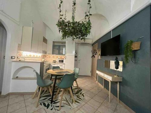 een keuken en eetkamer met een tafel en stoelen bij Blue Marin Apartment in Sanremo