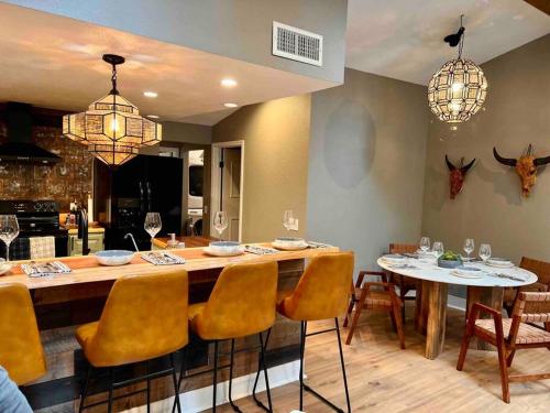 Un comedor con una mesa grande y sillas. en Near Yosemite, A Tranquil Getaway with Creek Frontage, en Oakhurst