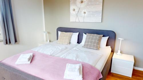 グレーミッツにあるGrüntal-Residenz Haus I App. 5のベッドルーム1室(ピンクの毛布付きの大型ベッド1台付)
