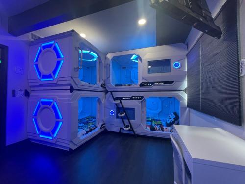 een badkamer met blauwe verlichting in een kamer bij Galactic Dream: Arcade, Theater, Minigolf, & more! in Garden Grove