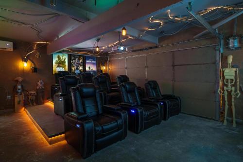 een kamer met een stapel stoelen in een kamer bij Galactic Dream: Arcade, Theater, Minigolf, & more! in Garden Grove
