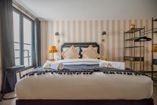 Postel nebo postele na pokoji v ubytování Monsieur montmartre