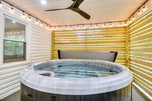 Hot Tub! Soak Into Virginia Wine Country في Afton: حوض جاكوزي في غرفة مع جدران خشبية