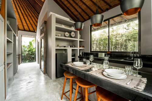 Kuchyň nebo kuchyňský kout v ubytování KELUK Villas Private Pool & 7min Walk to Bingin Beach