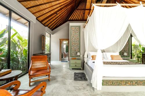 Postel nebo postele na pokoji v ubytování KELUK Villas Private Pool & 7min Walk to Bingin Beach