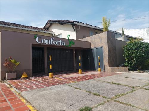 un bâtiment avec un panneau indiquant le corollaire dans l'établissement Conforta Rentals & Spa, à Popayan