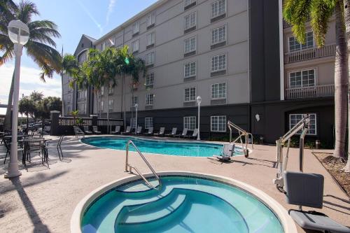 La Quinta by Wyndham Miami Airport West Image