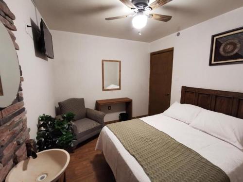 Säng eller sängar i ett rum på Hotel Casa Posos