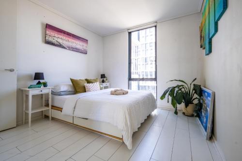 Llit o llits en una habitació de Ocean view apartment close to CBD with indoor pool.